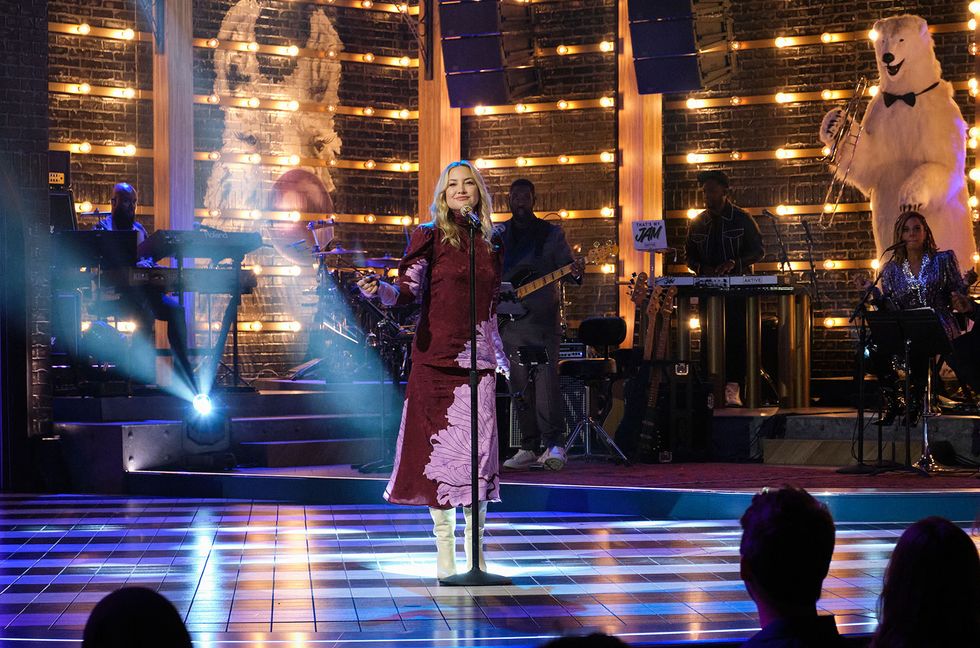 Kate Hudson Channels the Doo-Wop Era While Singing Ariana Grande on ‘That’s My Jam’: Watch