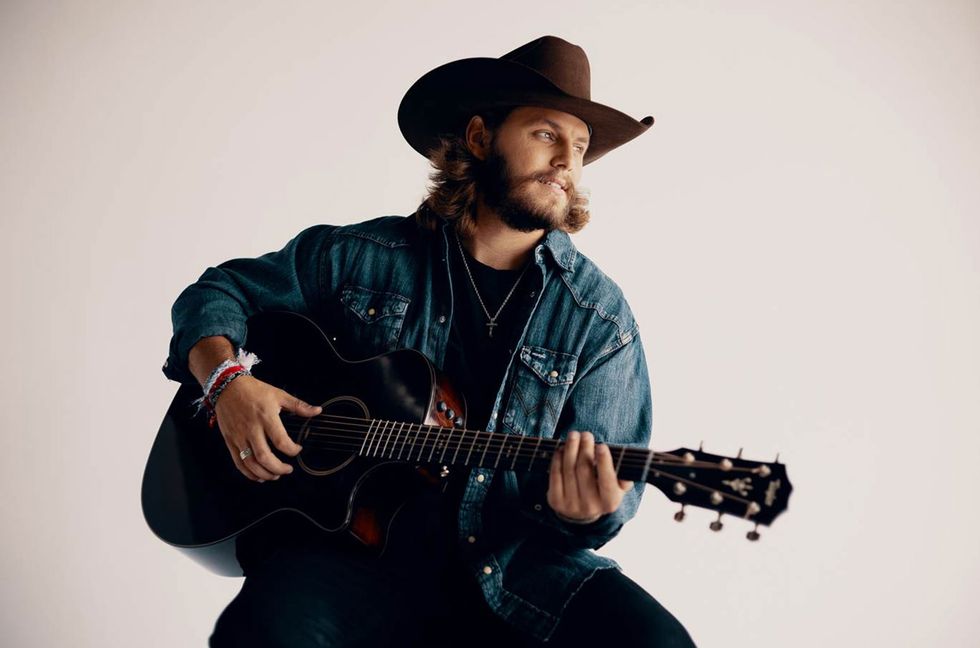 Warren Zeiders Inks Warner Records Deal, Celebrates RIAA Gold For ‘Lightning’ Strike