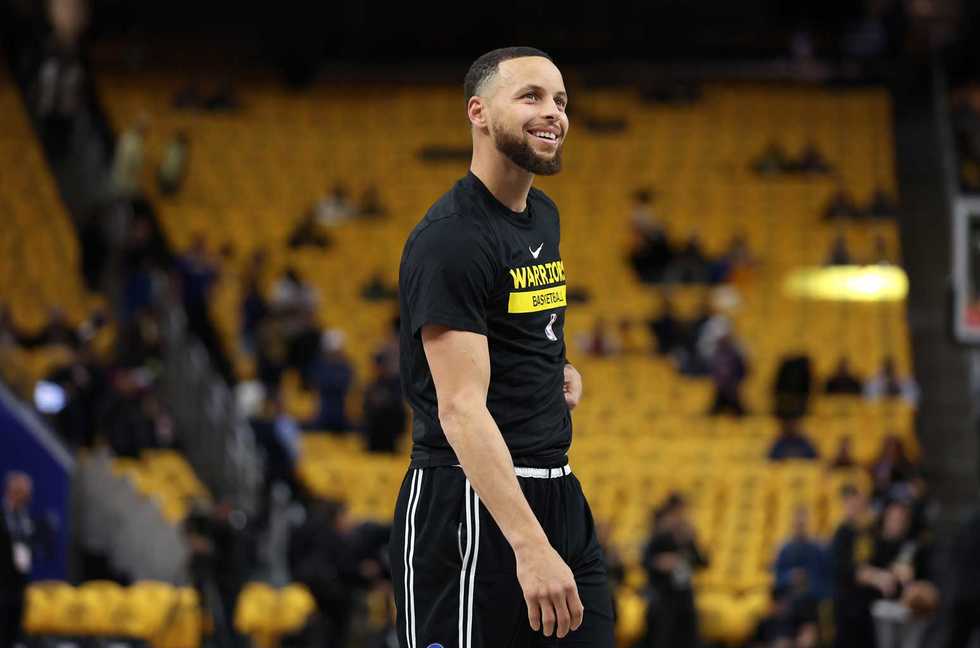 Watch Steph Curry Join Paramore Onstage for Slam Dunk Performance of ‘Misery Business’