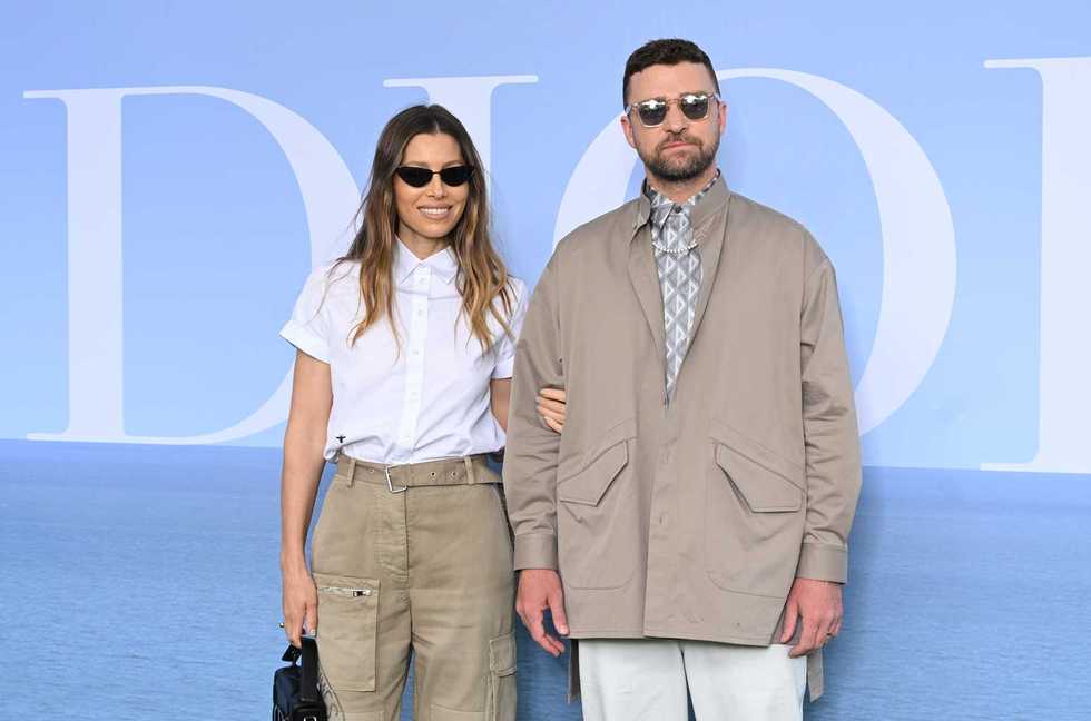 Justin Timberlake Checks in on Jessica Biel During Her Intense Ab Workout