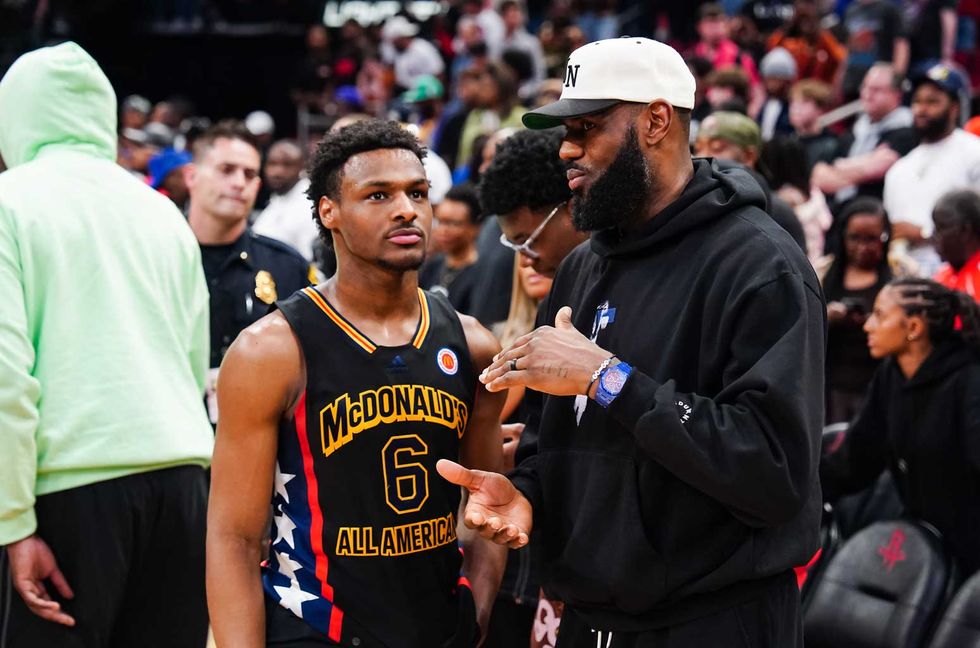 Drake Shouts Out LeBron James During L.A. Show: ‘It’s An Honor to be Inside His Building’