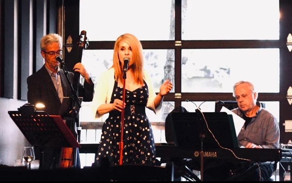 It's Christmas Time On Radio