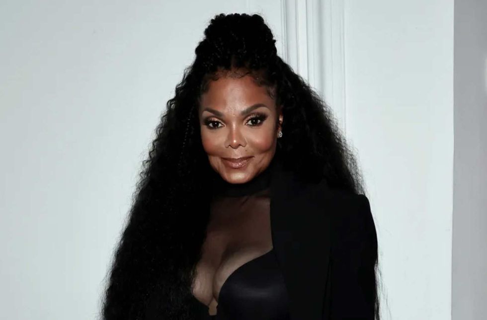 Janet Jackson posa backstage durante el desfile primavera/verano 2023 de Christian Siriano en el Elizabeth Collective, el 7 de septiembre de 2022 en Nueva York.