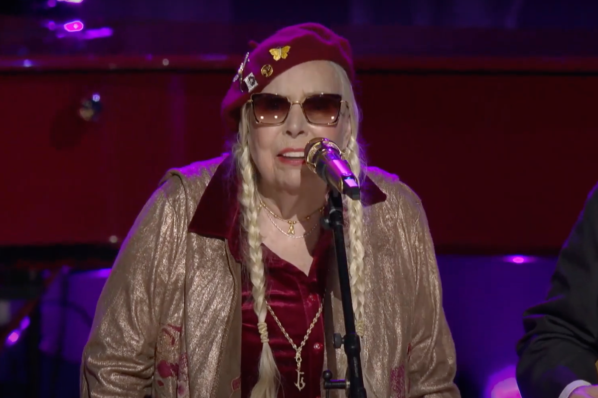 Joni Mitchell performing "I'm Still Standing"