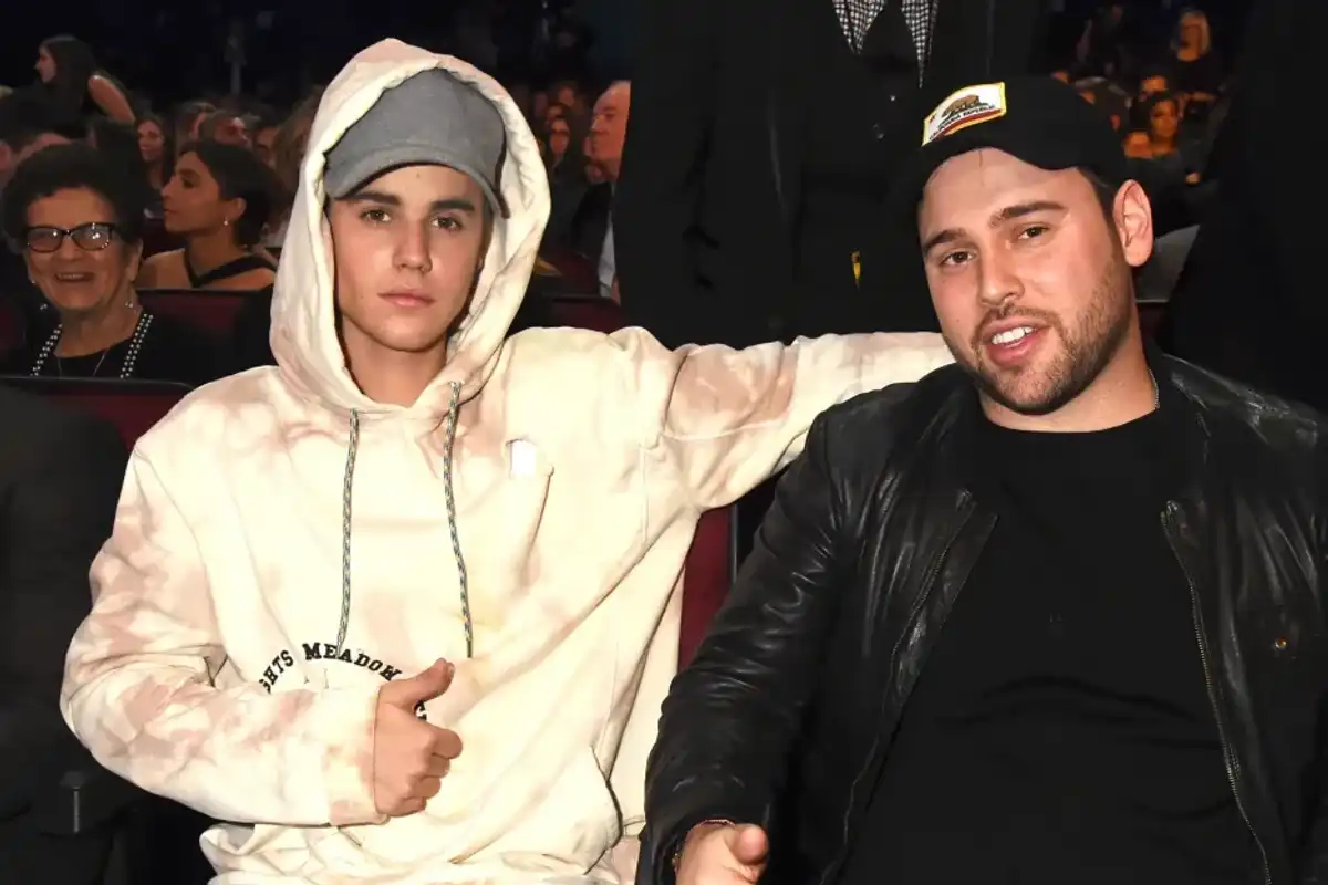 Justin Bieber and Scooter Braun attend the 2015 American Music Awards at Microsoft Theater on November 22, 2015 in Los Angeles.