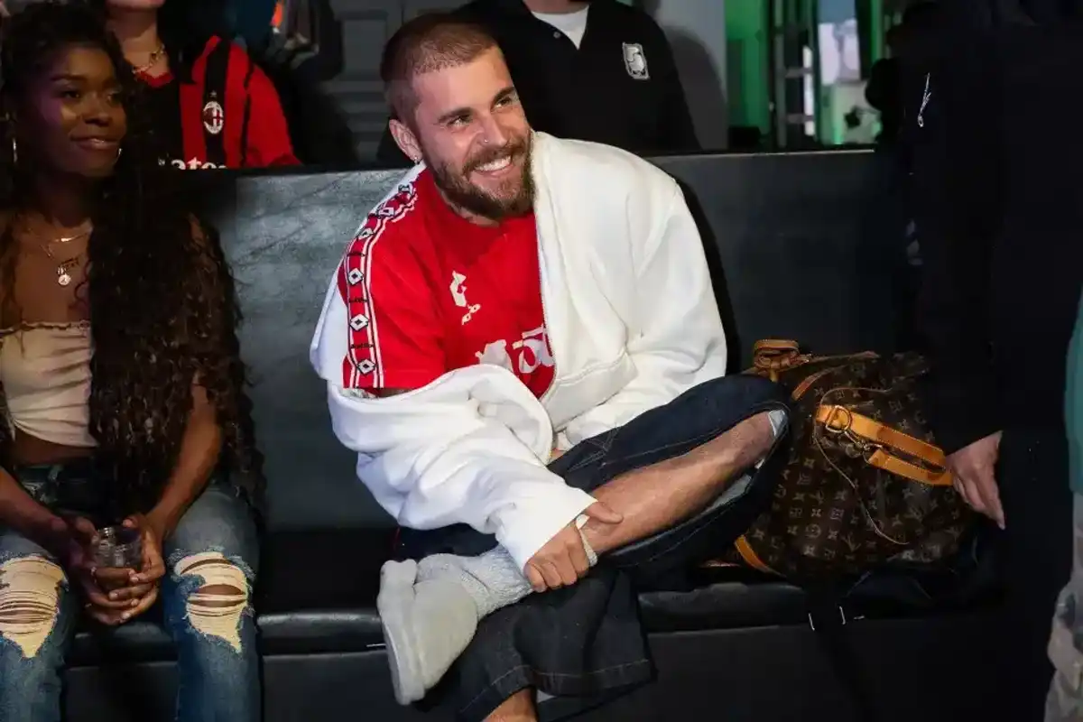 Justin Bieber smiles court side at The League on October 07, 2025 in Los Angeles, California.