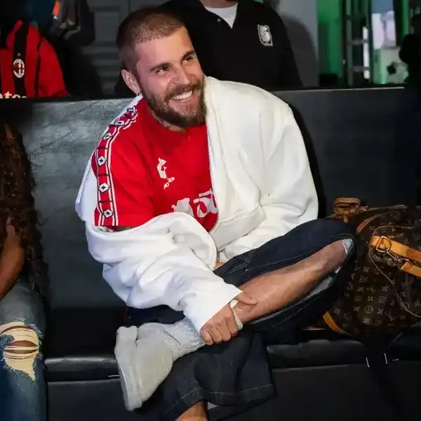 Justin Bieber smiles court side at The League on October 07, 2025 in Los Angeles, California.