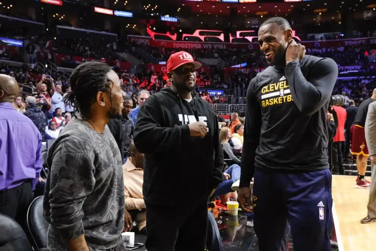 Kendrick Lamar (L) greets LeBron James at a basketball game between the Cleveland Cavaliers and the Los Angeles Clippers at Staples Center on March 13, 2016 in Los Angeles.