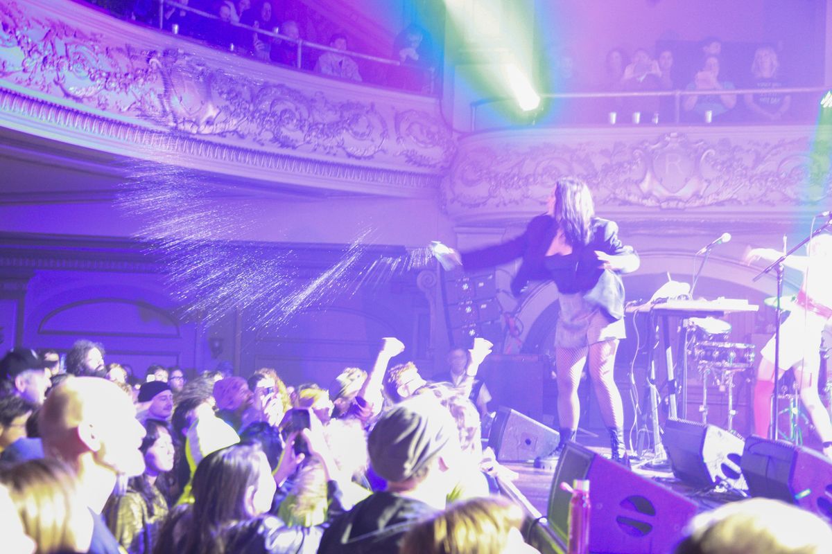 Les Pussy Riot pendant leur concert du 1er novembre 2023 à Montréal