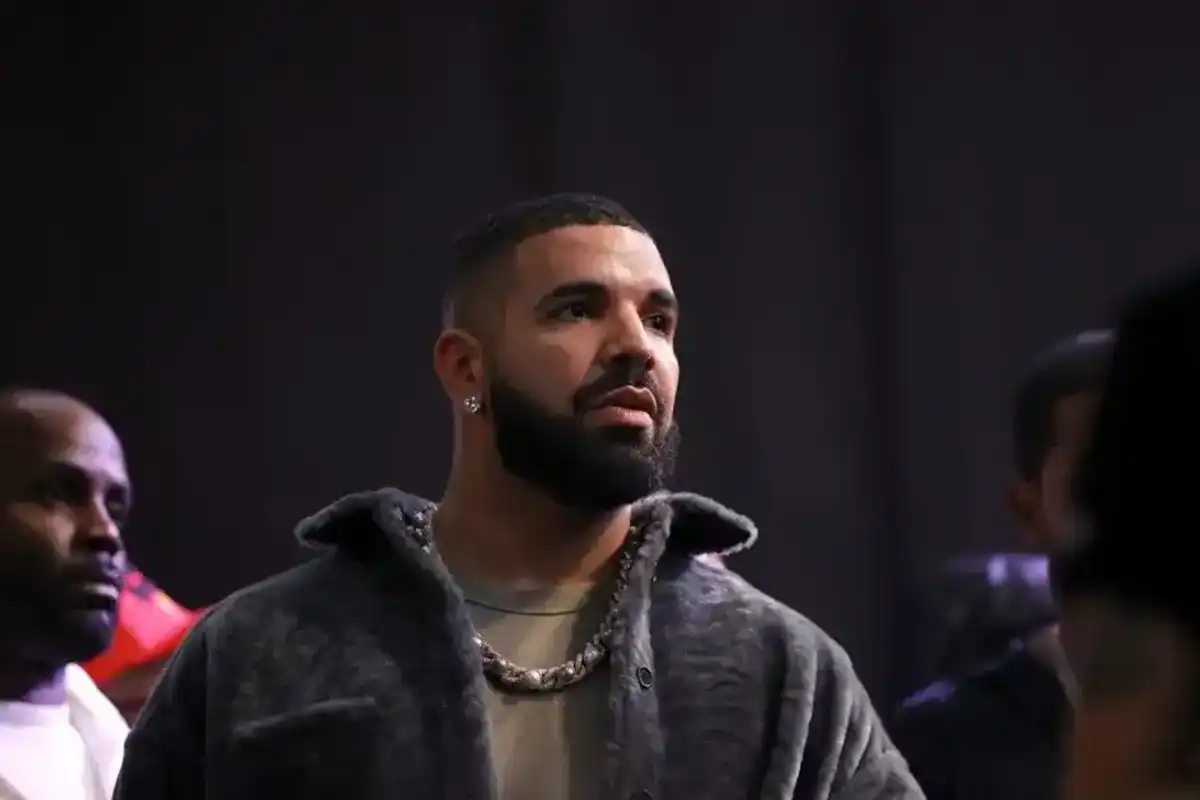 LONG BEACH, CALIFORNIA - OCTOBER 30: Drake attends Drake's Till Death Do Us Part rap battle on October 30, 2021 in Long Beach, California. (Photo by Amy Sussman/Getty Images)