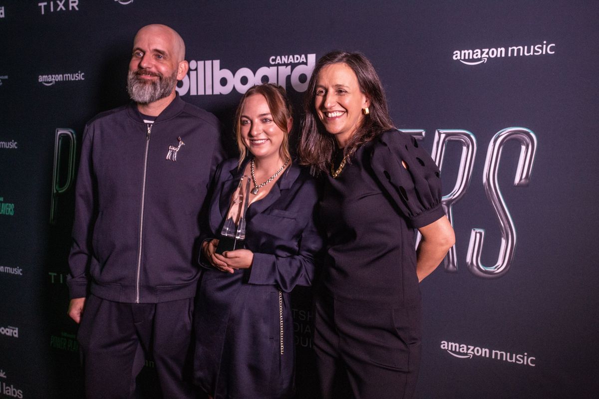 Lowell in between Cameron Kennedy (left) and Jennifer Brown of SOCAN, who presented her the award.
