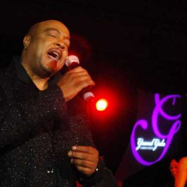Peabo Bryson performs at the The 6th Annual Grand Gala at Muhammad Ali Center on May 5, 2007 in Louisville, Kentucky.
