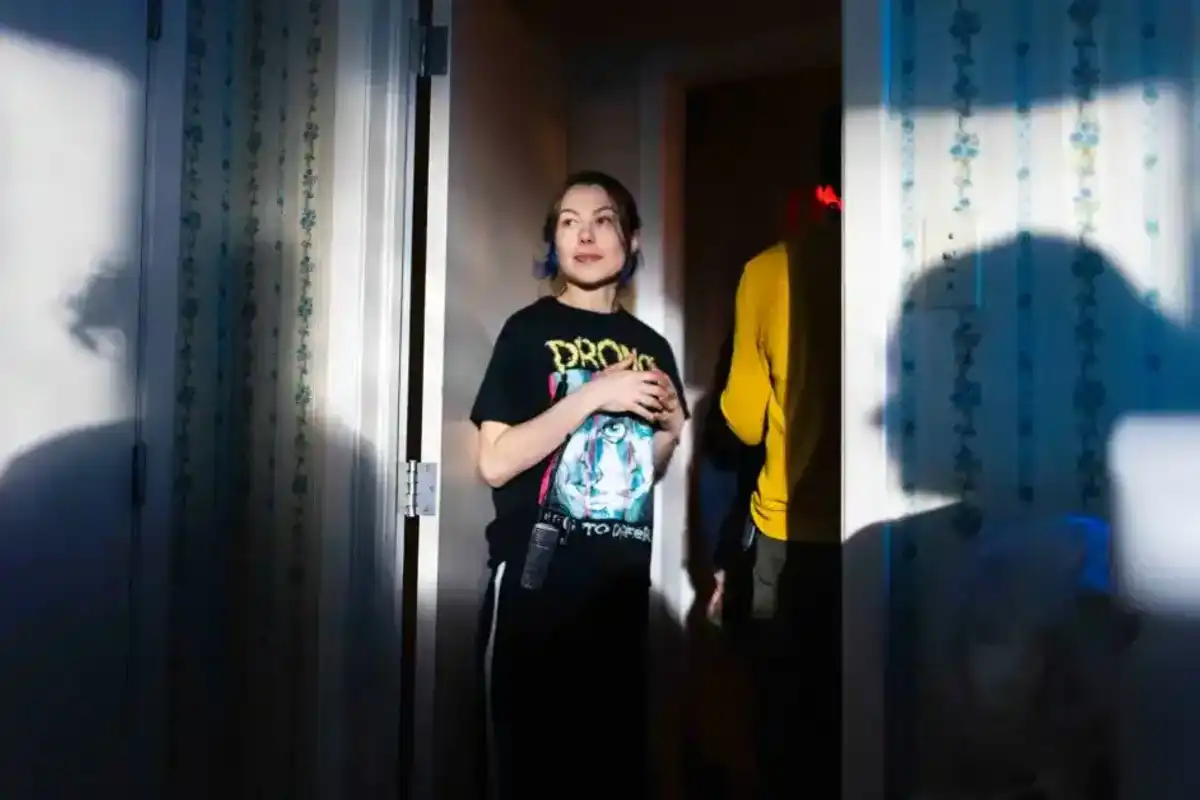 Phoebe Bridgers on the set of the movie "Primetime."