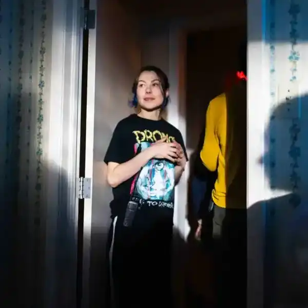 Phoebe Bridgers on the set of the movie "Primetime."