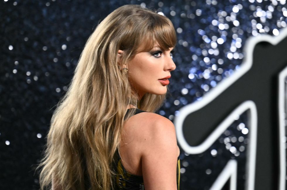 Taylor Swift Passes Rihanna to Claim World's Richest Female Musician Crown  With Est. $1.6B Net Worth | Billboard Canada
