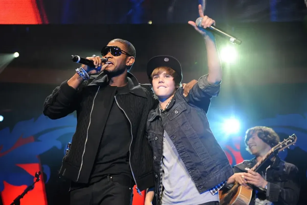 Usher and Justin Bieber perform onstage during Z100's Jingle Ball 2009 at Madison Square Garden on Dec. 11, 2009 in New York City.