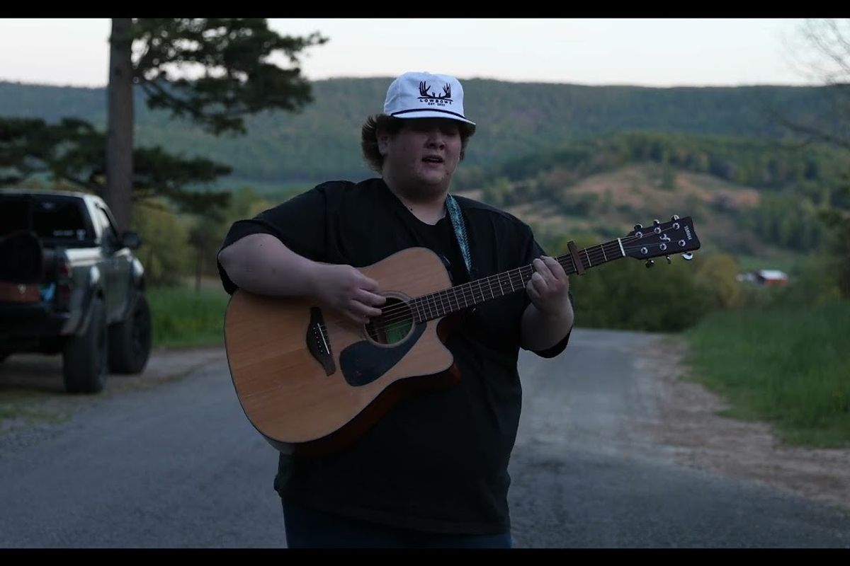 Vidéo de la version acoustique de « Maxed Out » de Bayker Blankenship
